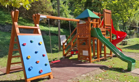 Uređeno dječje igralište u parku kod Gradske knjižnice