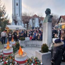 U subotu palimo prvu adventsku svijeću na našem trgu