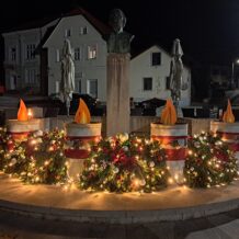 Na gradskom adventskom vijencu gori prva svijeća